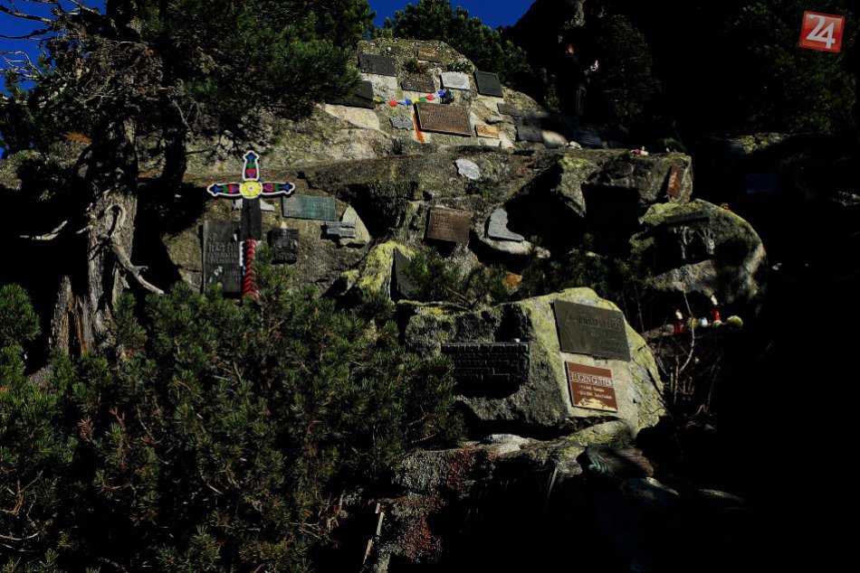 Príbuzní a priatelia spomínali na obete hôr: Na Symbolickom cintoríne pribudli t