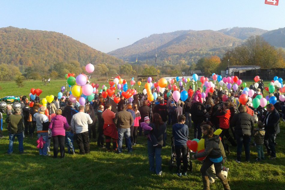 Nevšedný pohľad hore: Nebo zaplavili stovky farebných balónov