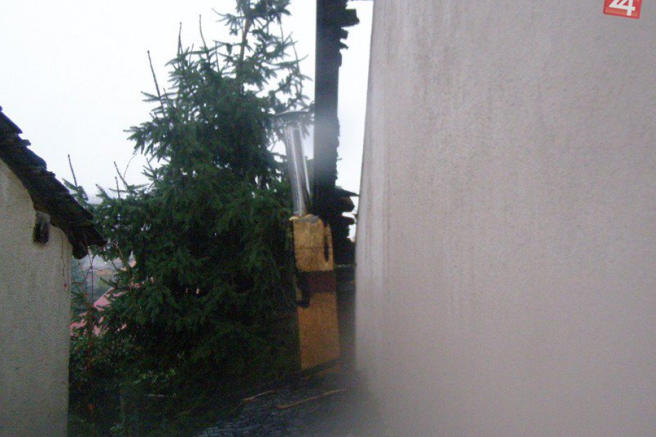 Hasiči pri zásahu, strecha chaty v plameňoch