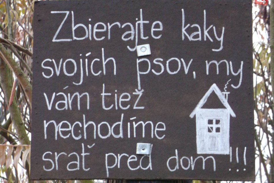 Odkaz na tabuli pri Prešove: Neporiadnym psíčkarom bola vyslaná jasná správa