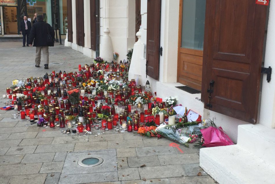 Francúzsku ambasádu zaplavujú sviečky, kvety aj odkazy