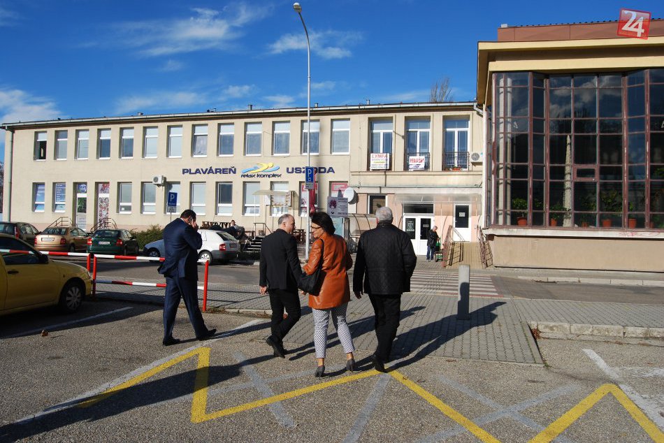 Primátor i poslanci na plavárni, navštívili aj miesta, kde hocikto nezavíta