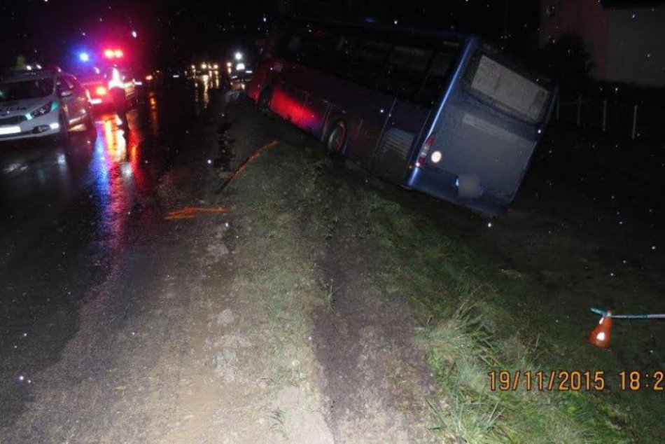 Nehoda v obrazoch: Neďaleko Žiliny havaroval autobus