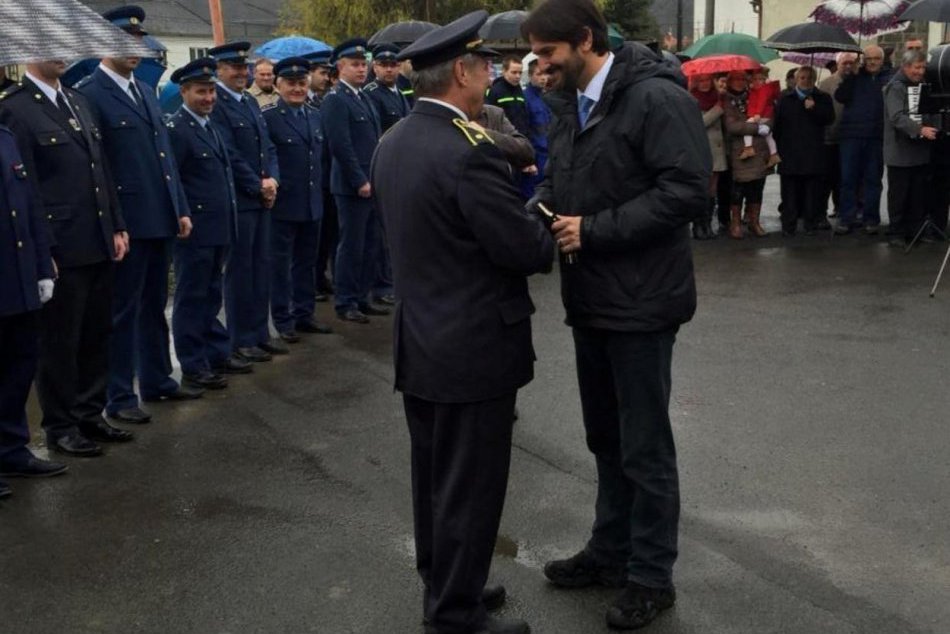 Robert Kaliňák odovzdal hasičské autá dobrovoľným hasičom