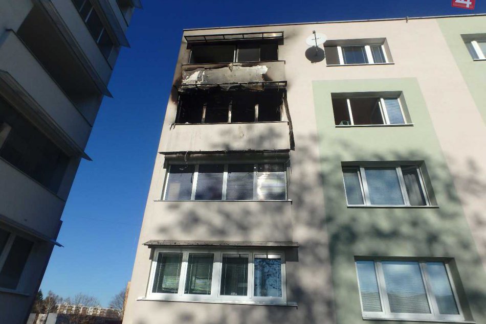 FOTO požiaru balkónu na bytovke v Trnave