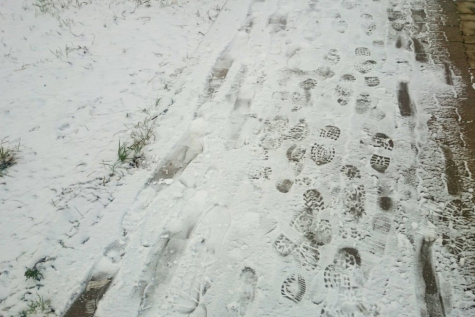 Prvý sneh je tu: Ulice Prešova zabelela Perinbaba!