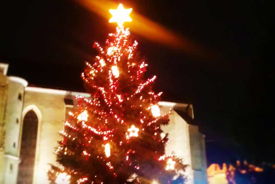 Už ho rozsvietili: Vianočný stromček v Prešove hýri farbami