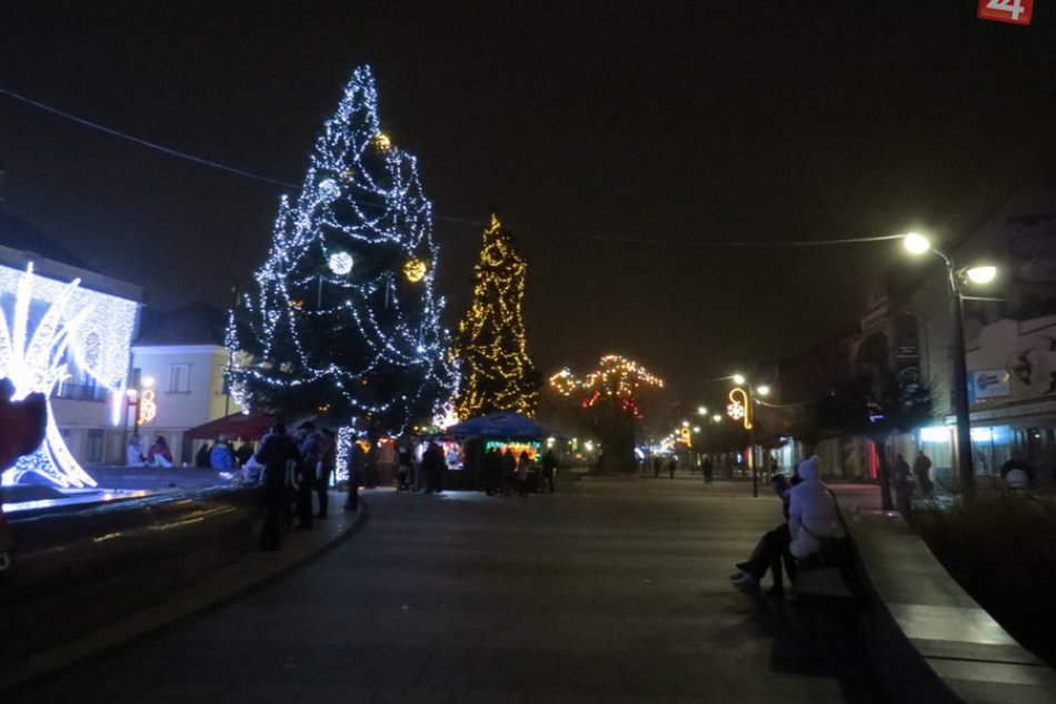 Vianočné stánky pod stromčekom Michalovčania milujú