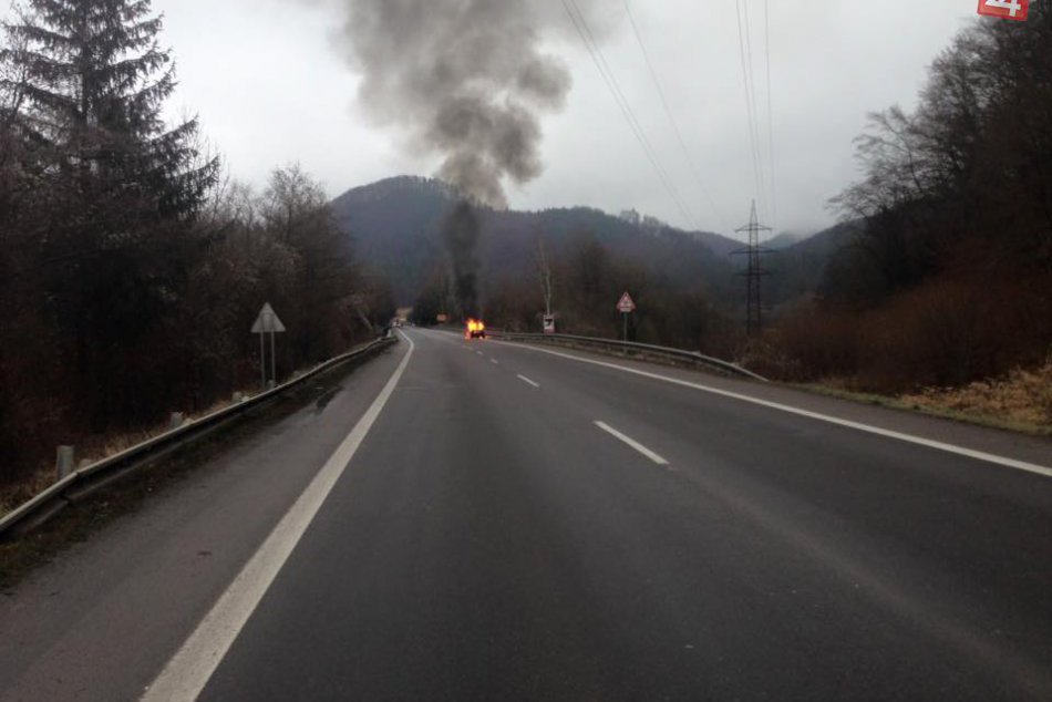 FOTO: Auto v plameňoch na ceste pri Bystrici