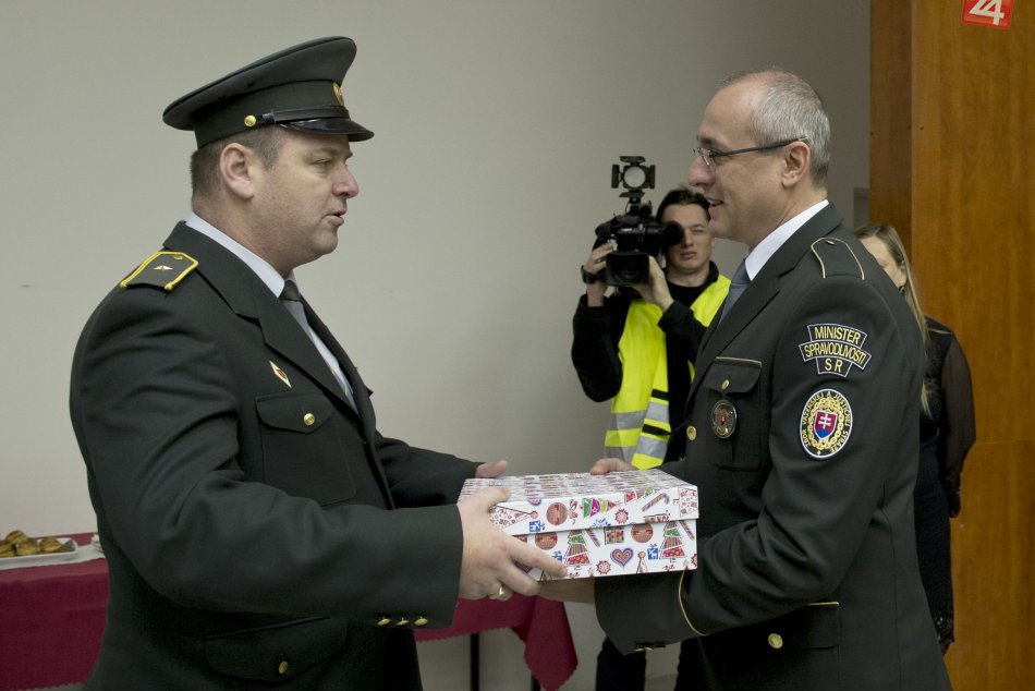 Minister spravodlivosti v ústave na výkon väzby odovzdal koláče