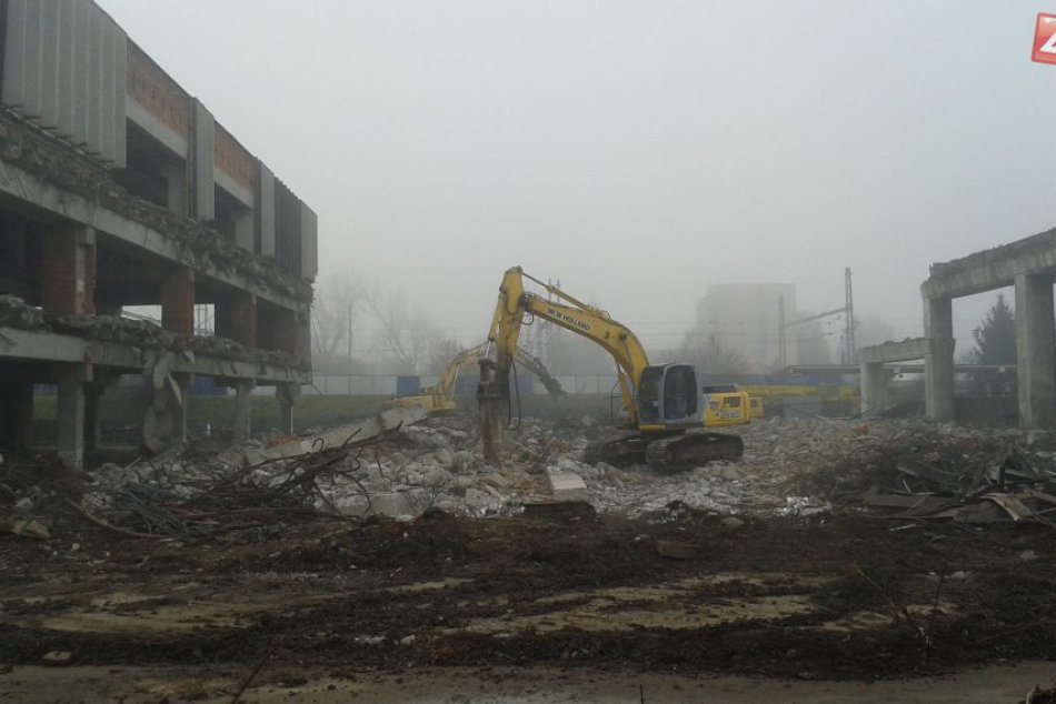 Miznúci bystrický strašiak: FOTO búracích prác na autobuske