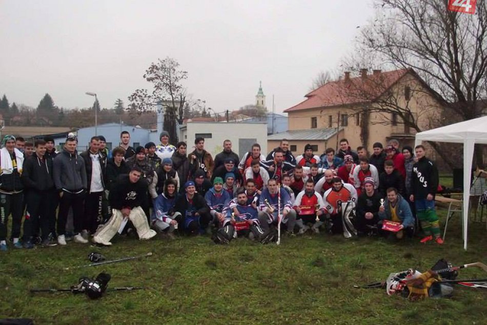 Zapotili sa i na Vianoce: Hokejbalisti z Moraviec odohrali populárny Xmas cup