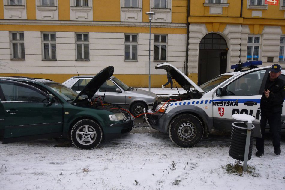 Zvolenskí mestskí policajti prejavili ústretovosť: Vodičovi pomohli v núdzi