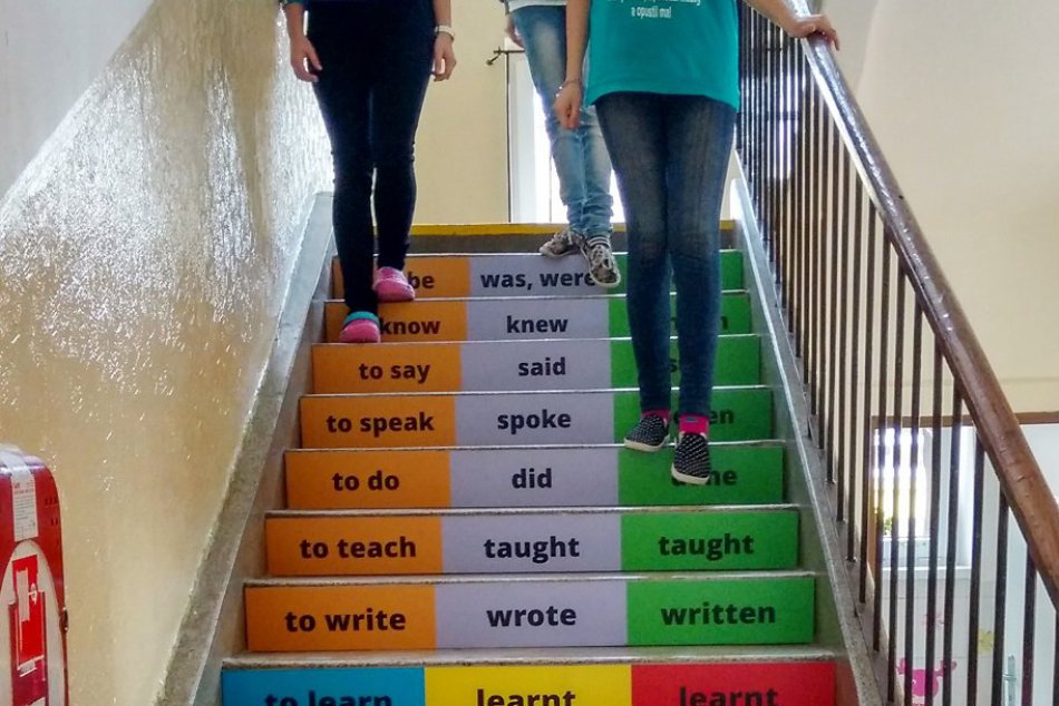Riaditeľ školy v našom okrese dostal parádny nápad:Tieto schody sa stali hitom!