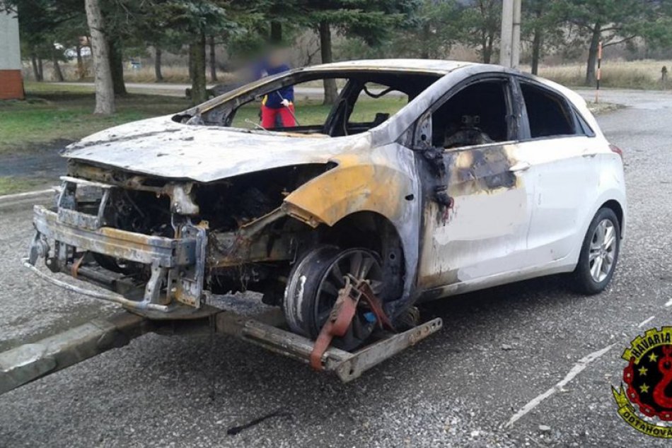 Požiar auta v neďalekej obci: Po podpaľačovi rátajú škody v tisícoch