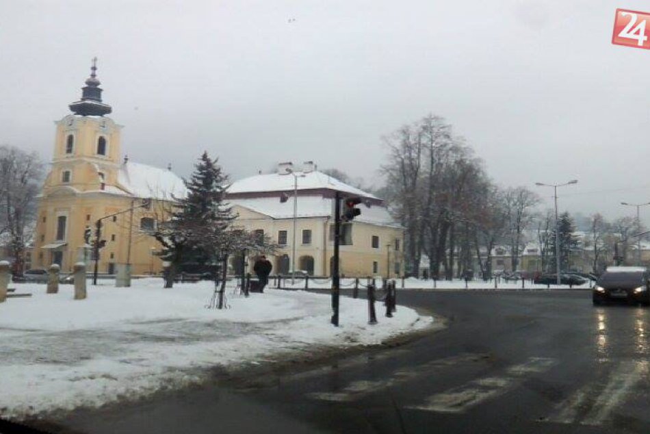 Zima sa konečne ukázala aj v Brezne: Prvý januárový sneh v meste