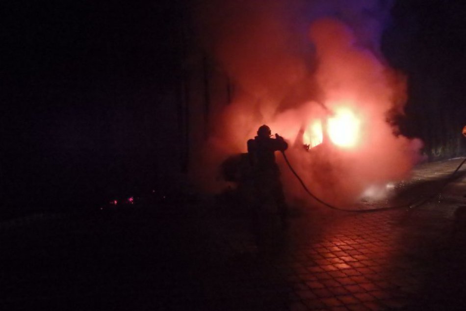 Nočný požiar dodávky: FOTO priamo z miesta zásahu hasičov