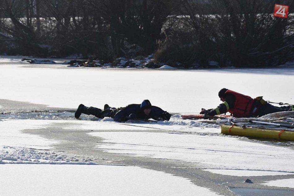 FOTO: Cvičenie hasičov na zamrznutej vodnej ploche