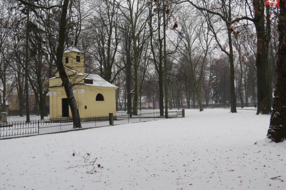 Park mieru dýcha prázdnotou a zimou