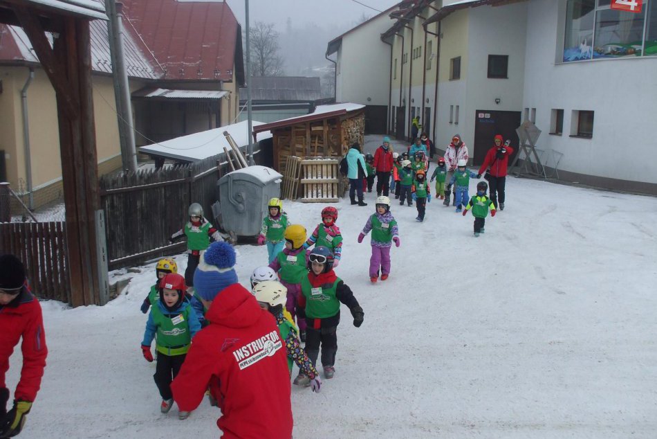 Takto si užívali škôlkári v prvý deň lyžiarskeho výcviku