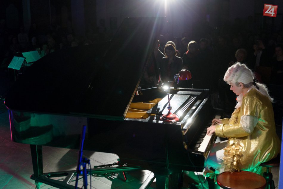 Študenti si uctili Mozarta originálne: Časť jeho sonáty zaznela aj na elektricke