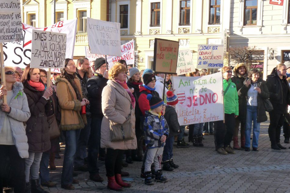 ZÁBERY z protestného zhromaždenia na Námestí SNP