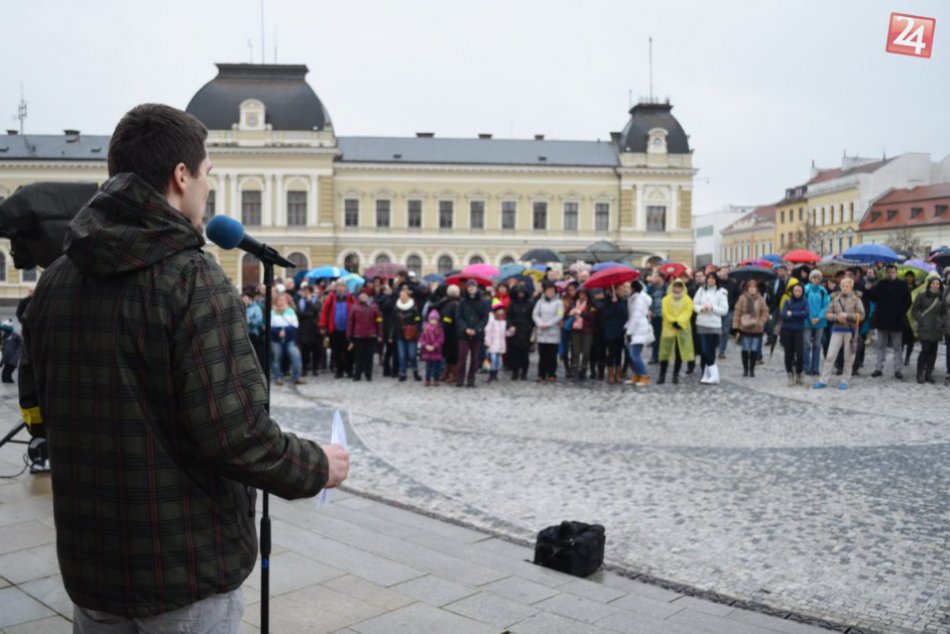 Stovky učiteľov a rodičov podporilo štrajk v Nitre: Vytvorili živú reťaz