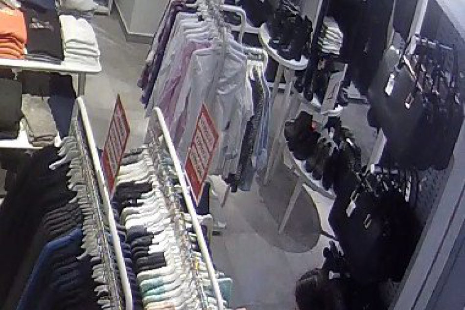V Trnave zmizli peňaženky priamo z kabeliek: Polícia hľadá ženu z kamerových záb