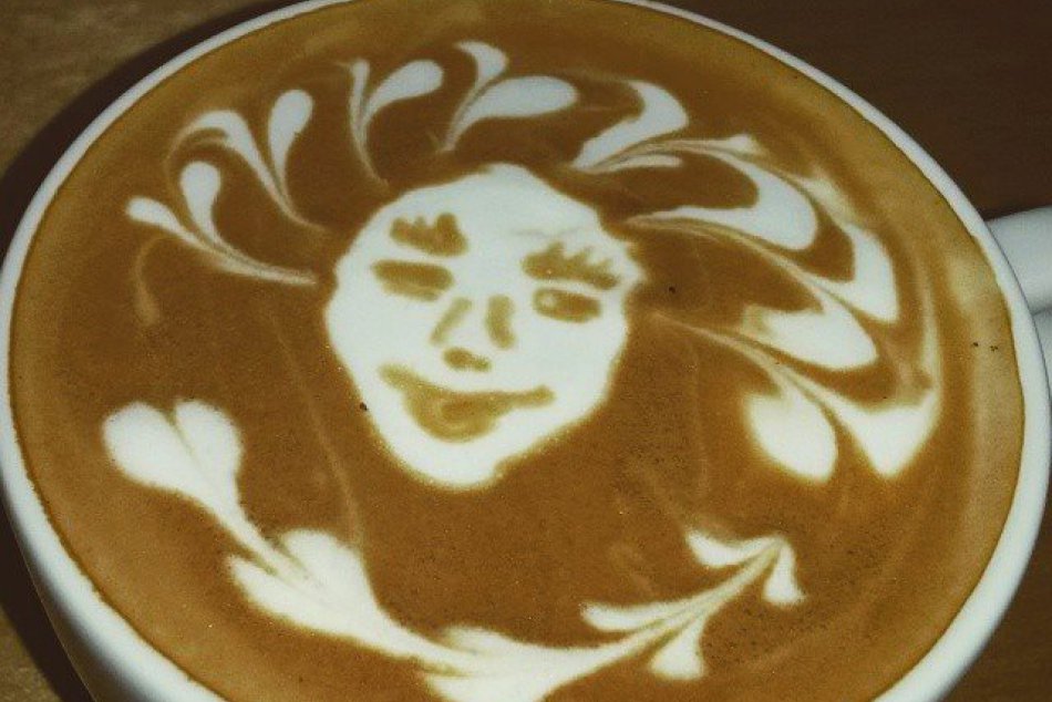 Šikovné ruky baristu: Takto parádne kreslí do kávy