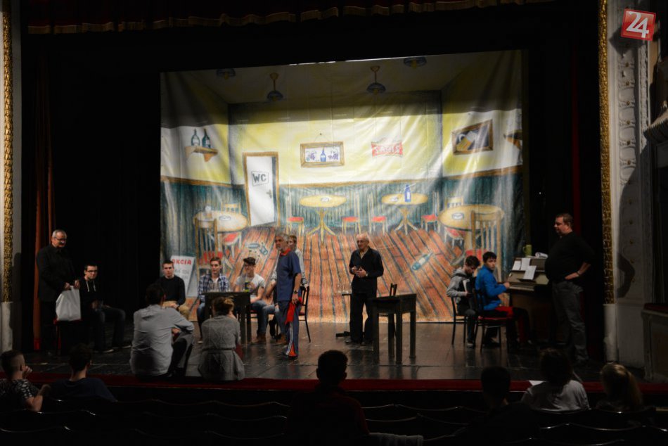 Takto to vyzerá na skúške divadelnej hry Novoveskí študenti