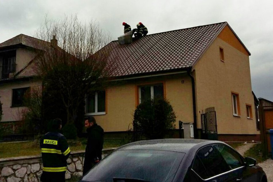 FOTO: Dráma neďaleko Trnavy, strechu rodinného domu zachvátili plamene!