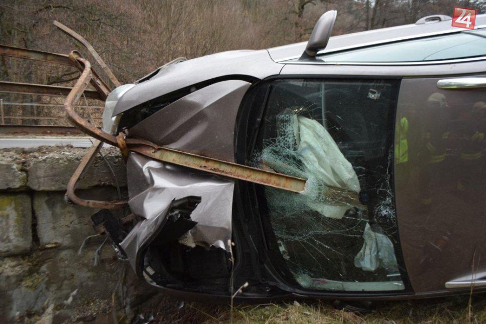 FOTO z miesta hrozivej nehody: Škoda zostala zakliesnená na moste