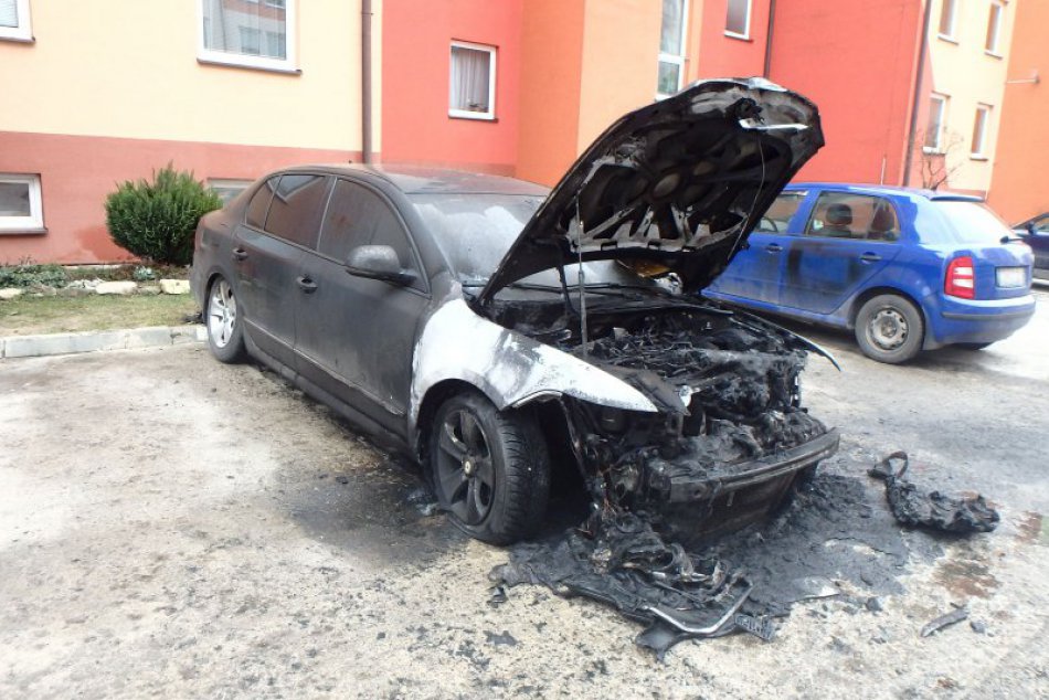 V Žiline zasahovali hasiči kvôli požiaru auta