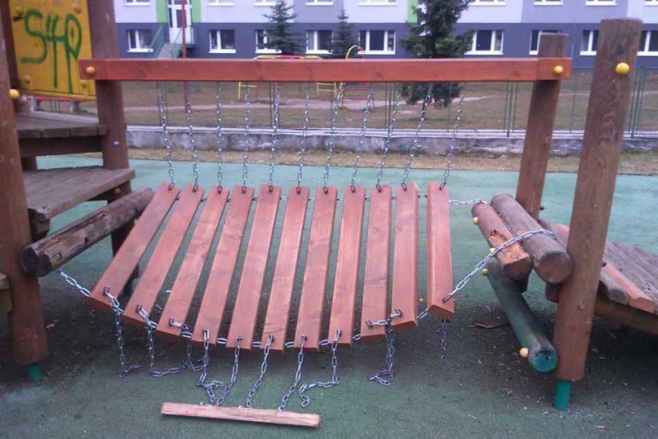 Takto dopadol nový reťazový mostík na detskom ihrisku