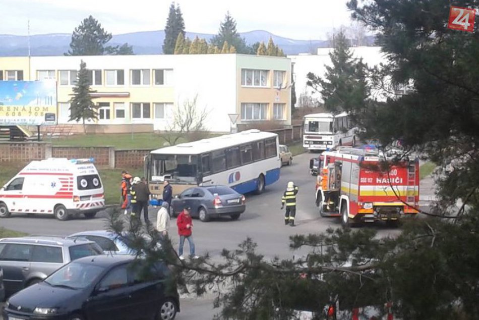 Zrážka autobusu s autom v Žiari: FOTO z miesta