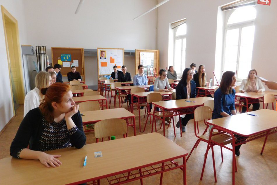 Novoveskí gymnazisti tesne pred začiatkom písomných maturít