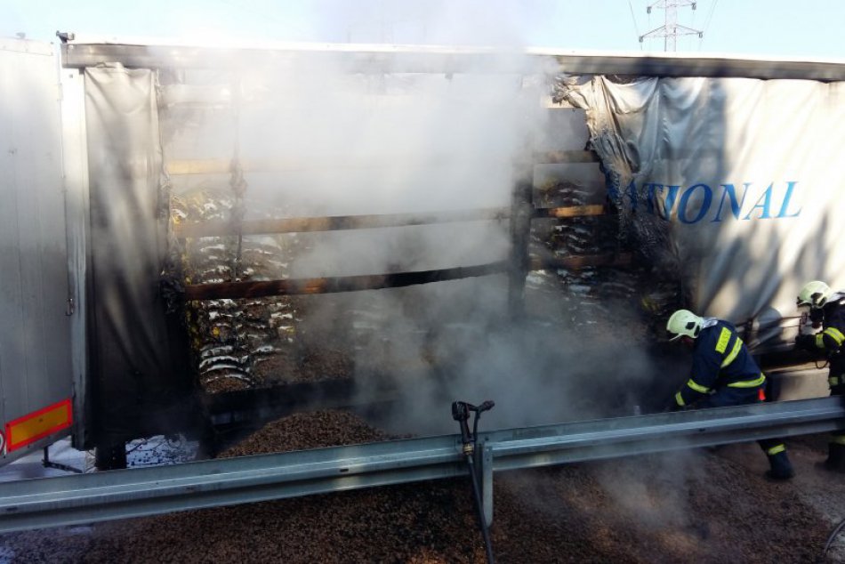 Náves kamiónu zachvátili plamene: FOTO z miesta