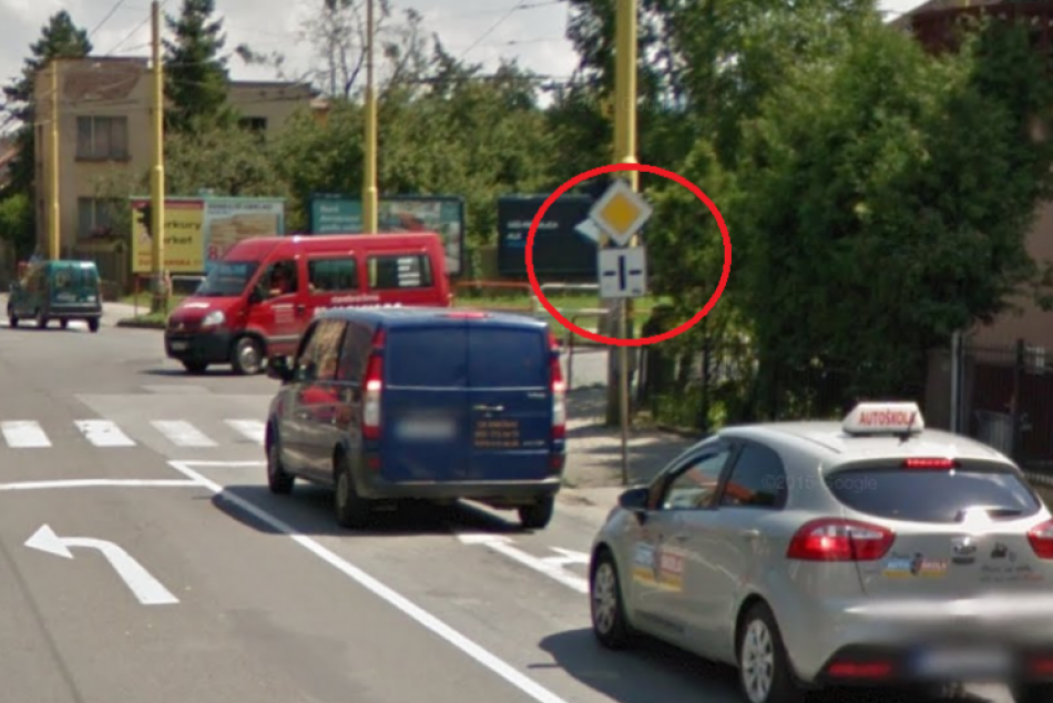Frekventovaná križovatka v Prešove: Na tomto mieste semafor zakrýva značka
