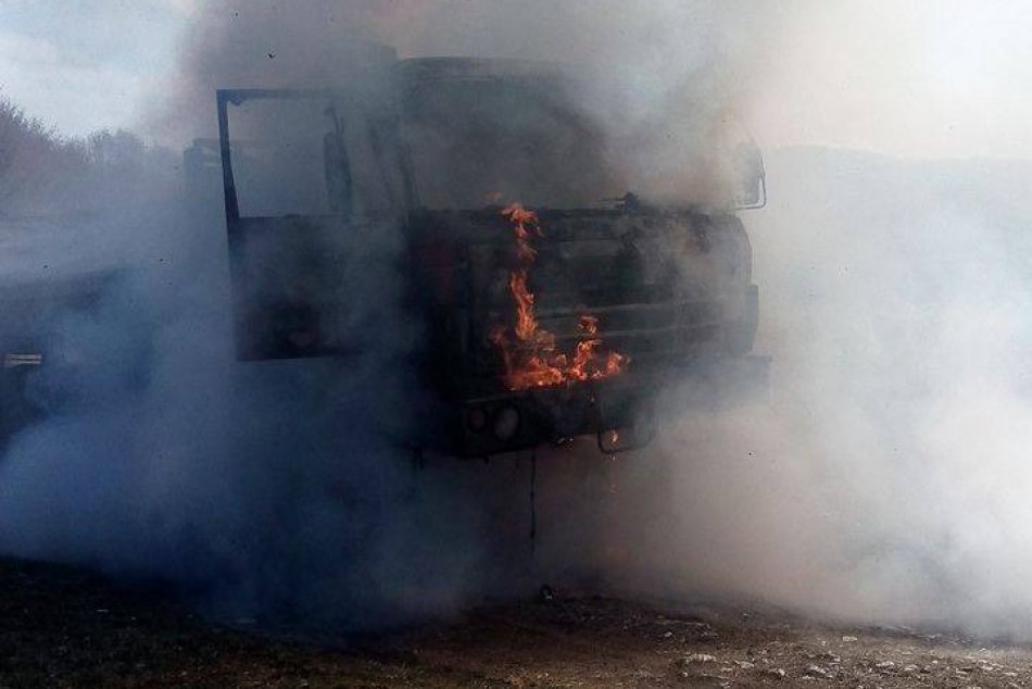 Obrazom: Požiar nákladného vozidla na Soroške