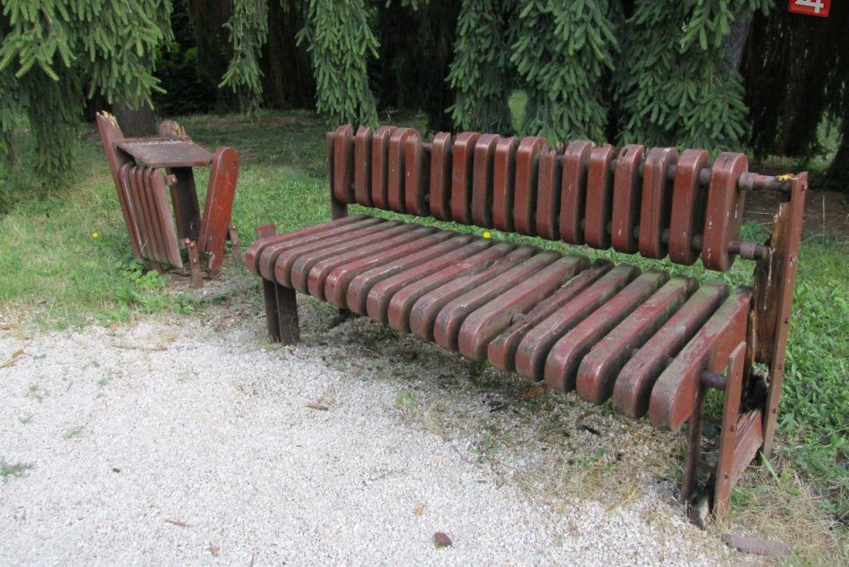 Žalostný stav lavičiek v pietnom parku v Zlatých Moravciach