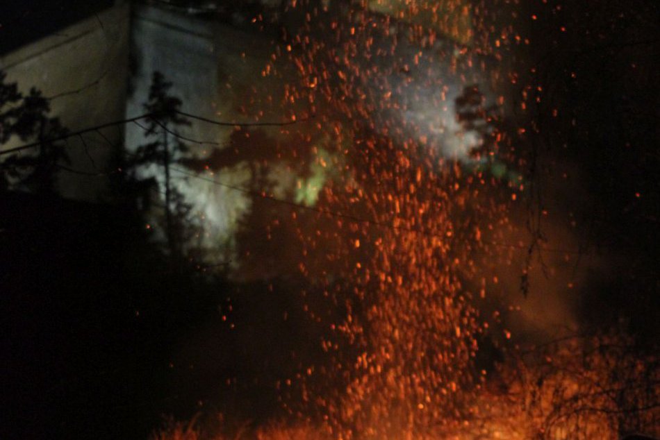 Plamene v centre mesta, požiar zachvátil drevenú garáž medzi domami