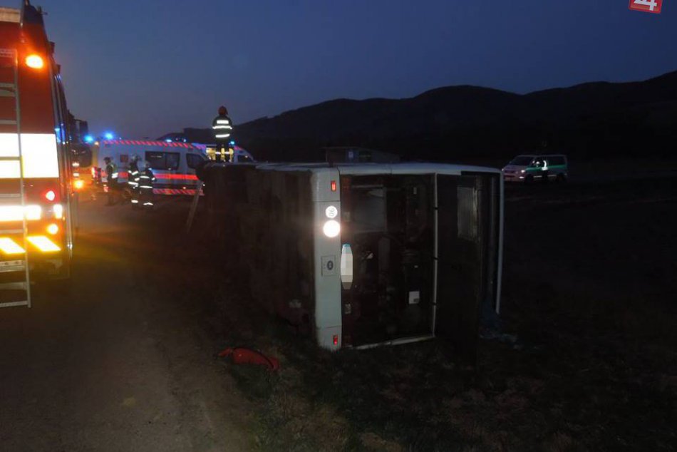 OBRAZOM: Pri Humennom sa prevrátil autobus so svadobčanmi