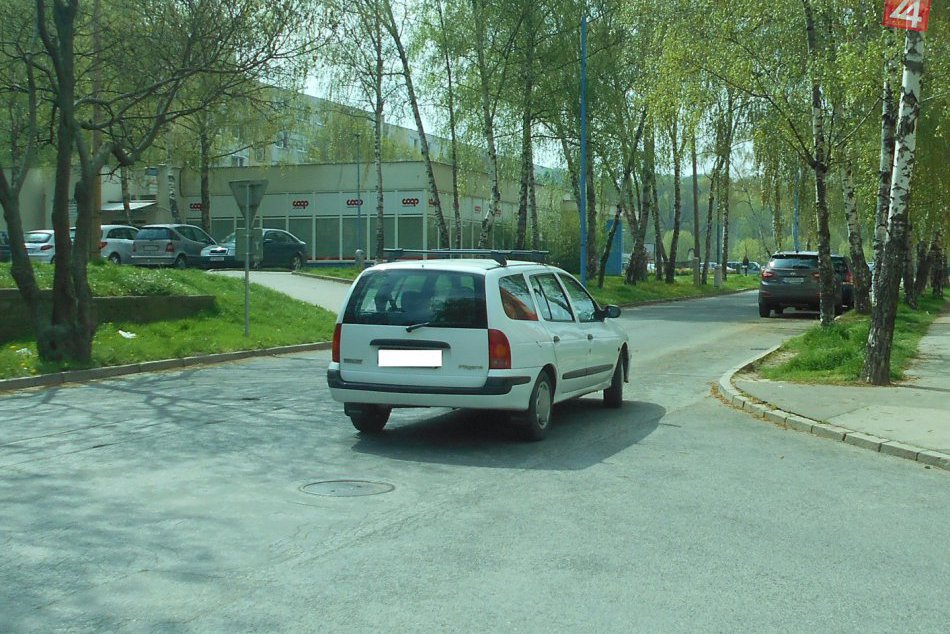 Parkovanie á la Hlohovec: Na Podzámskej sa to dá aj takto!