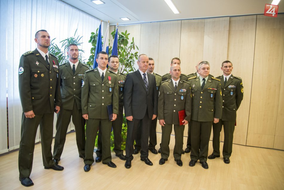 FOTO: Minister ocenil krásny čin vojenských policajtov