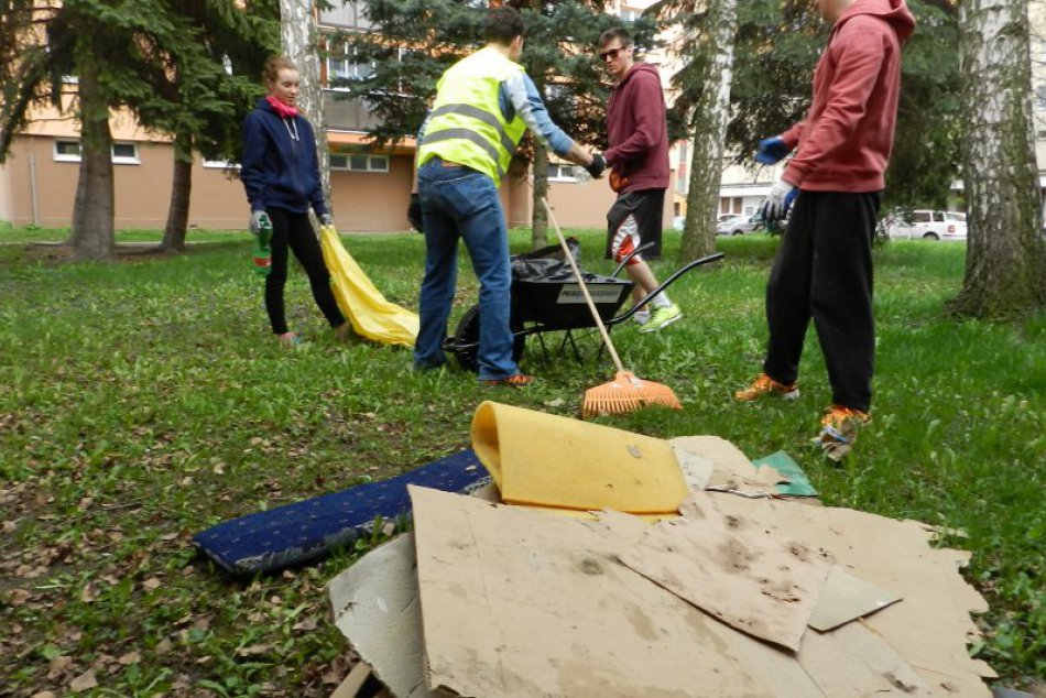 FOTO: Dobrovoľníci čistili Mikuláš od odpadkov