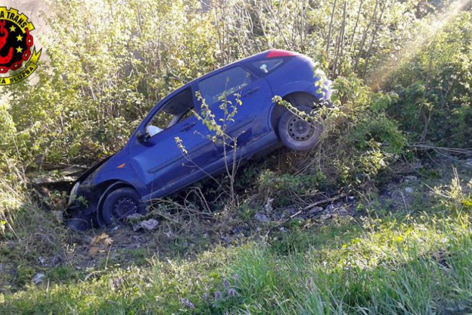 FOTO z miesta nehody: Ford (19) skončil mimo cesty