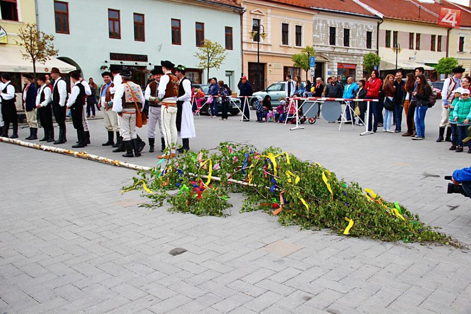 V centre Rožňavy postavili máj: Námestím sa ozývali tradičné piesne a tance