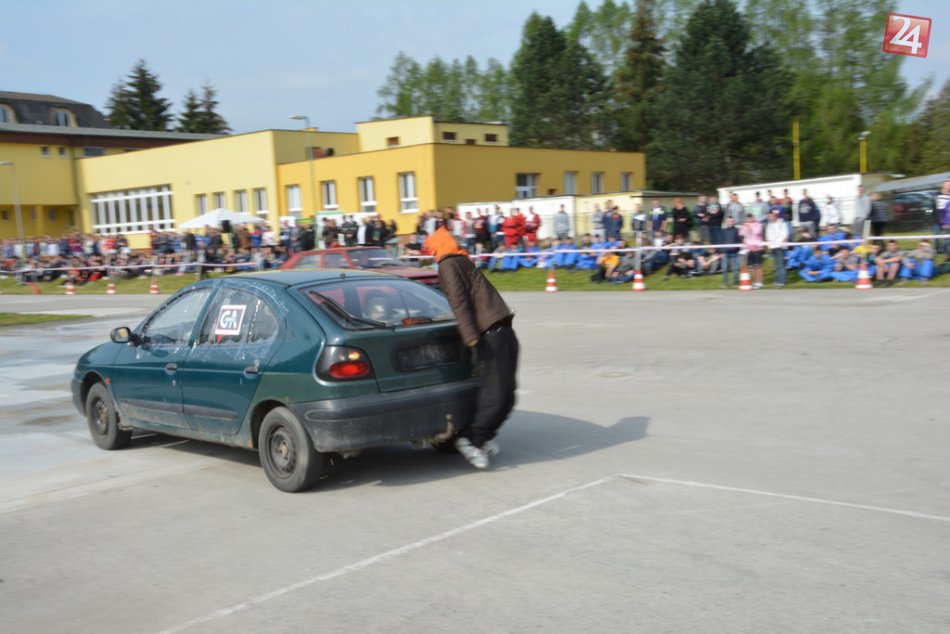 FOTO: Študenti bojovali na cestách