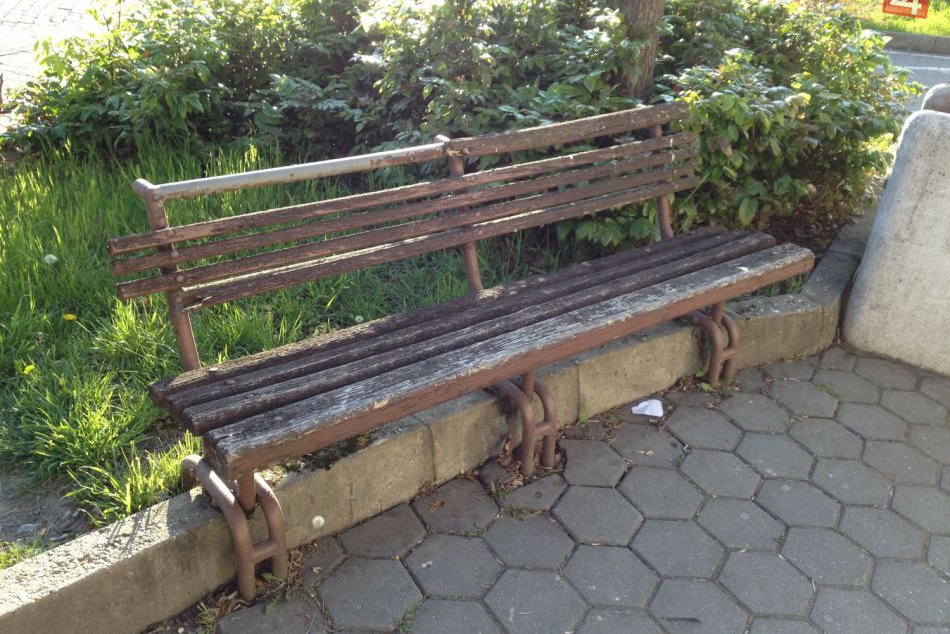 Žalostný stav lavičiek na Župnej ulici v Zlatých Moravciach