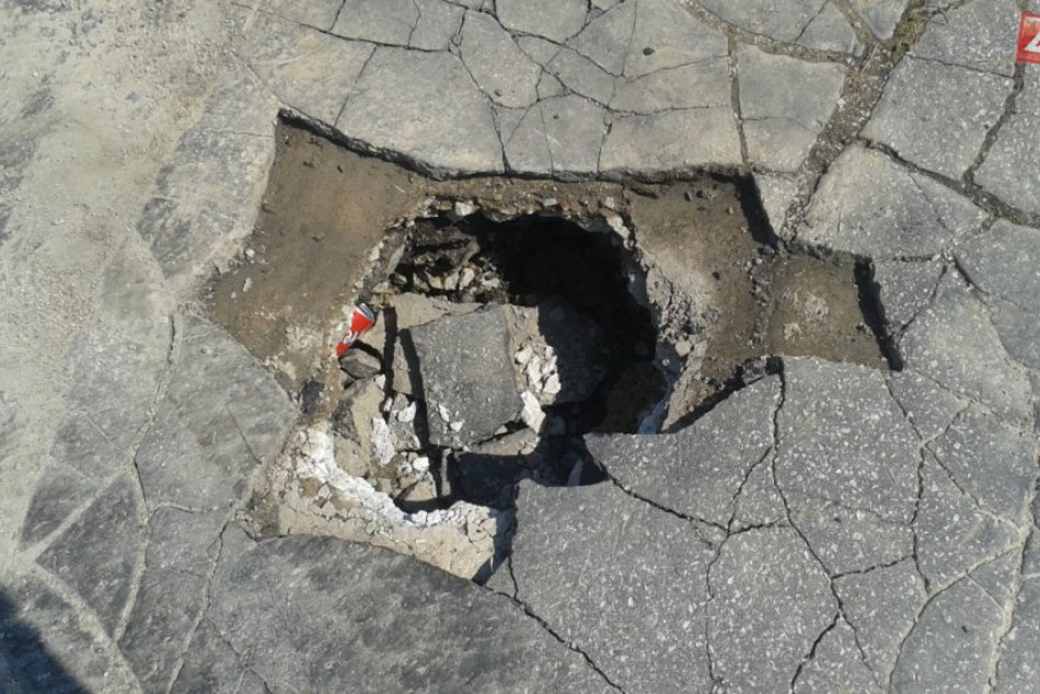 Nebezpečná diera v chodníku v centre Považskej: Pozrite si jej FOTO